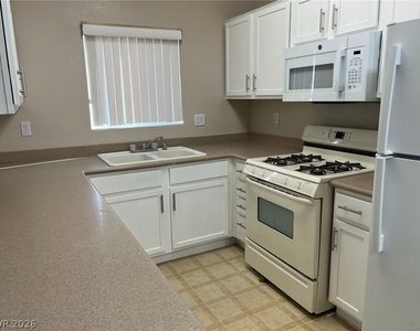 2291 W Horizon Ridge Parkway - Photo Thumbnail 7