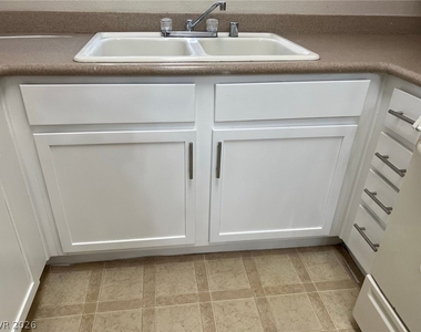 2291 W Horizon Ridge Parkway - Photo Thumbnail 6