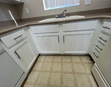 2291 W Horizon Ridge Parkway - Photo Thumbnail 9