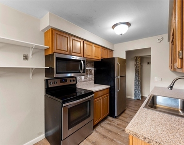555 Village Boulevard N - Photo Thumbnail 3