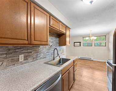 555 Village Boulevard N - Photo Thumbnail 2