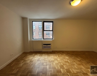 East 79th Street - Photo Thumbnail 6