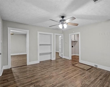 908 E Houston Street - Photo Thumbnail 16