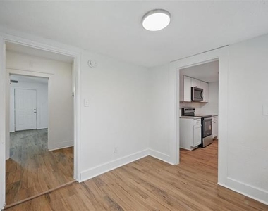 908 E Houston Street - Photo Thumbnail 5