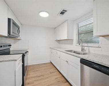 908 E Houston Street - Photo Thumbnail 3