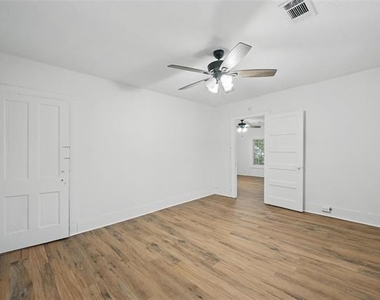 908 E Houston Street - Photo Thumbnail 11