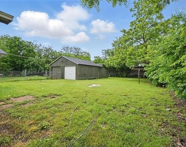 908 E Houston Street - Photo Thumbnail 27