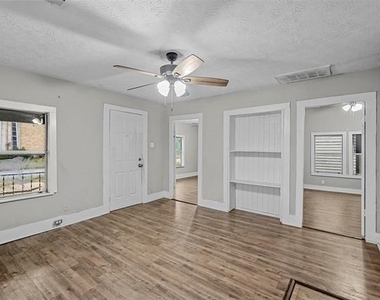 908 E Houston Street - Photo Thumbnail 12