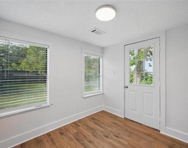 908 E Houston Street - Photo Thumbnail 1