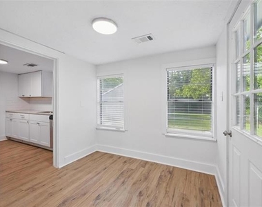 908 E Houston Street - Photo Thumbnail 4