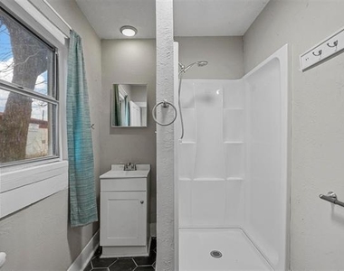908 E Houston Street - Photo Thumbnail 23