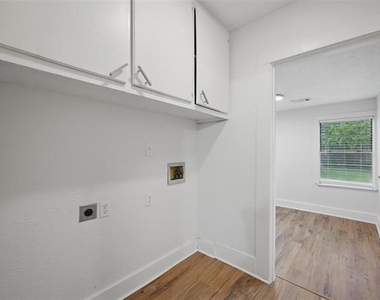 908 E Houston Street - Photo Thumbnail 24