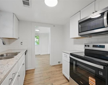908 E Houston Street - Photo Thumbnail 2