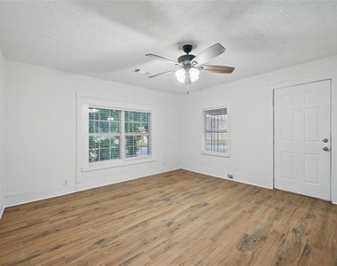 908 E Houston Street - Photo Thumbnail 9