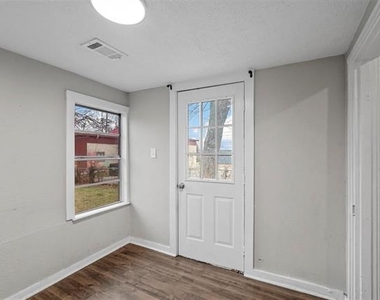 908 E Houston Street - Photo Thumbnail 6