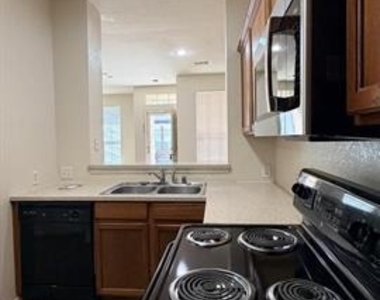 2205 Stoneleigh Place - Photo Thumbnail 14