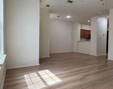 2205 Stoneleigh Place - Photo Thumbnail 4