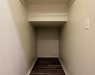 2205 Stoneleigh Place - Photo Thumbnail 16