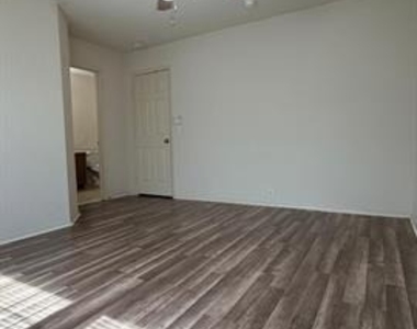 2205 Stoneleigh Place - Photo Thumbnail 12