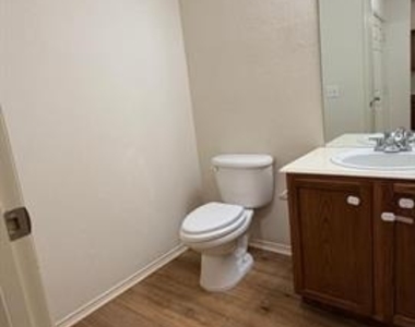 2205 Stoneleigh Place - Photo Thumbnail 18