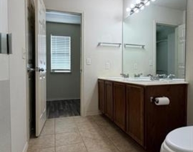 2205 Stoneleigh Place - Photo Thumbnail 10