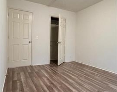 2205 Stoneleigh Place - Photo Thumbnail 23