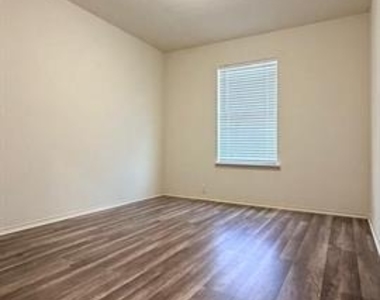 2205 Stoneleigh Place - Photo Thumbnail 24