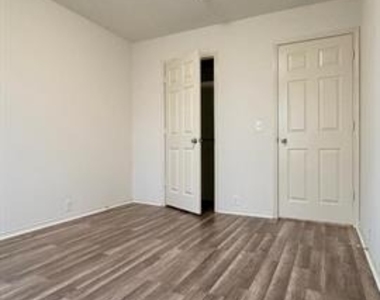 2205 Stoneleigh Place - Photo Thumbnail 22