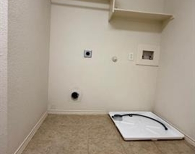 2205 Stoneleigh Place - Photo Thumbnail 21