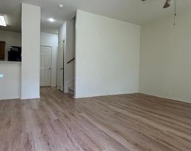 2205 Stoneleigh Place - Photo Thumbnail 5