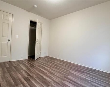 2205 Stoneleigh Place - Photo Thumbnail 20