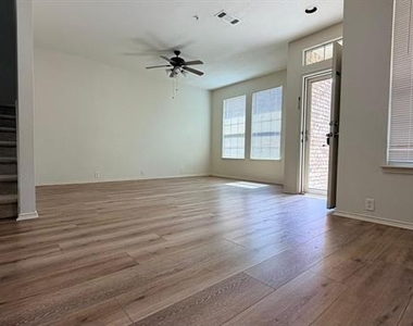2205 Stoneleigh Place - Photo Thumbnail 6