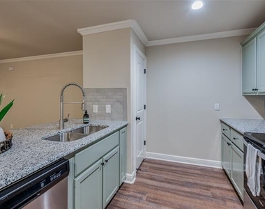 2208 N Hickory Street - Photo Thumbnail 5