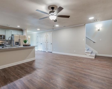 2208 N Hickory Street - Photo Thumbnail 3