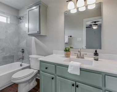2208 N Hickory Street - Photo Thumbnail 8