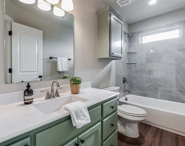 2208 N Hickory Street - Photo Thumbnail 9