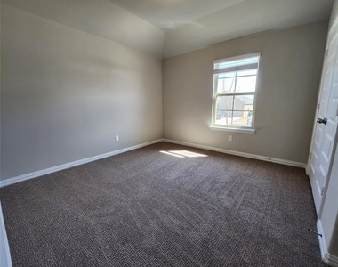 3812 Chalk Hill Avenue - Photo Thumbnail 13