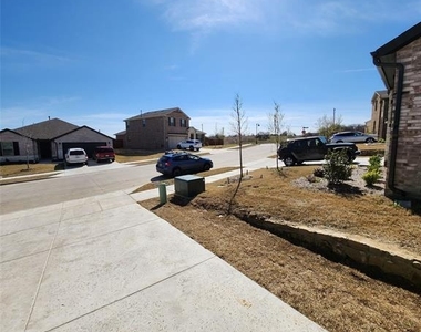 3812 Chalk Hill Avenue - Photo Thumbnail 2
