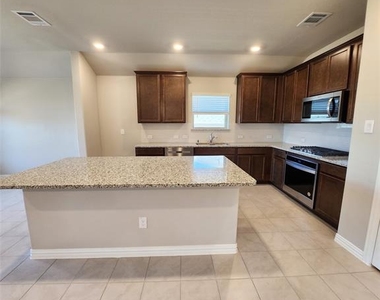 3812 Chalk Hill Avenue - Photo Thumbnail 6