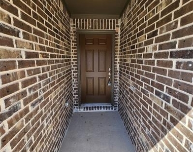 3812 Chalk Hill Avenue - Photo Thumbnail 4