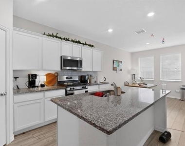 423 Pepperbark Avenue - Photo Thumbnail 13