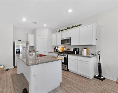 423 Pepperbark Avenue - Photo Thumbnail 12
