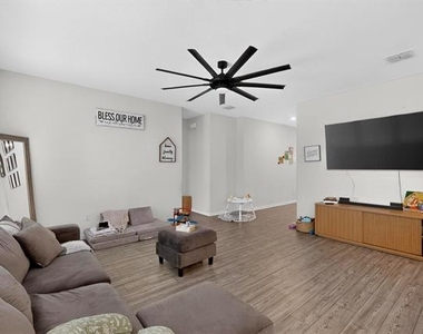 423 Pepperbark Avenue - Photo Thumbnail 9
