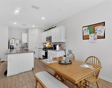 423 Pepperbark Avenue - Photo Thumbnail 17