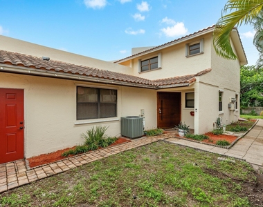 2530 Ne 9th Street - Photo Thumbnail 2