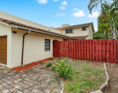 2530 Ne 9th Street - Photo Thumbnail 4