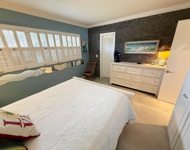 1201 S Riverside Drive - Photo Thumbnail 5