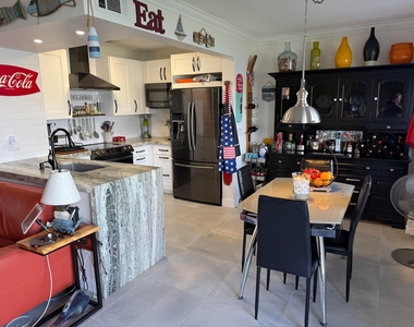 1201 S Riverside Drive - Photo Thumbnail 2