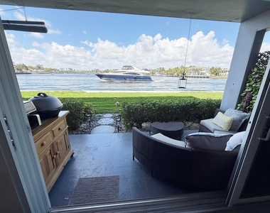 1201 S Riverside Drive - Photo Thumbnail 9