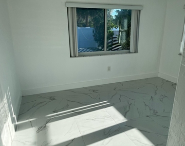 1108 Ne 16th Terrace - Photo Thumbnail 3